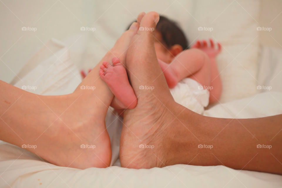 happy baby family feet by hoslo