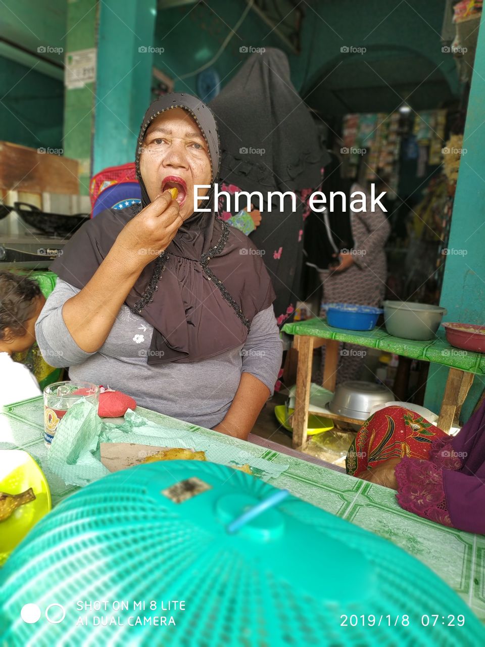 Sedapnya nenekku makan