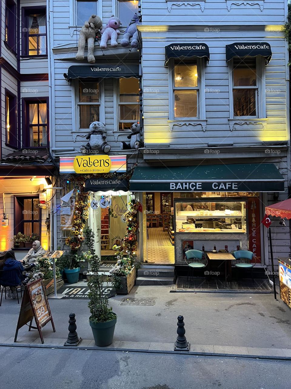 Twinkling windows : the beauty of evening light.