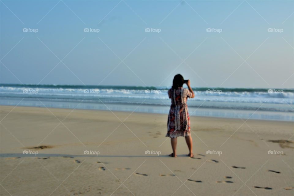 Taking photo of waves with handphone