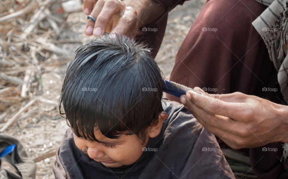 Barber cuting the bany hair