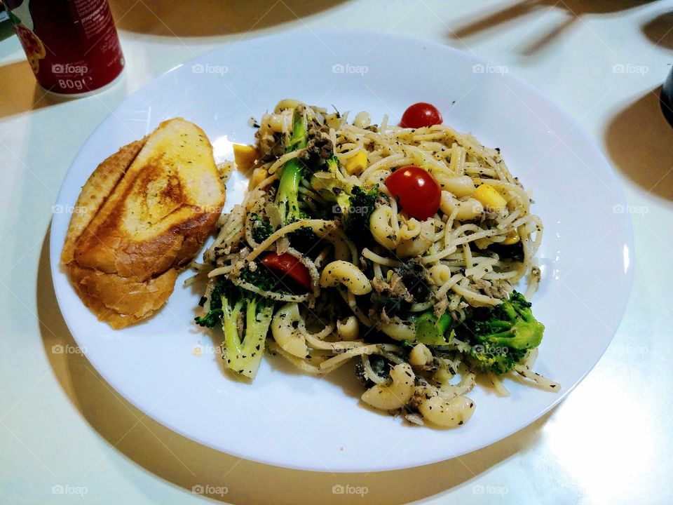 Pasta and bread toast