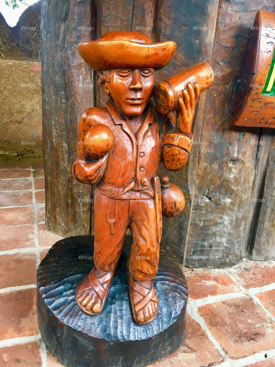 Una estatua de madera mostrando la esencia de la cultura guaraní 