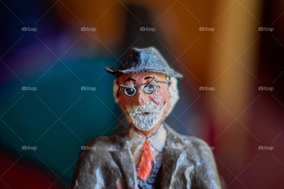 Paper doll of a man with glasses made of cartapesta