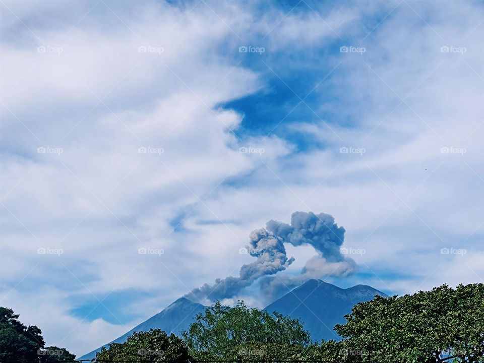 Volcán de fuego activo