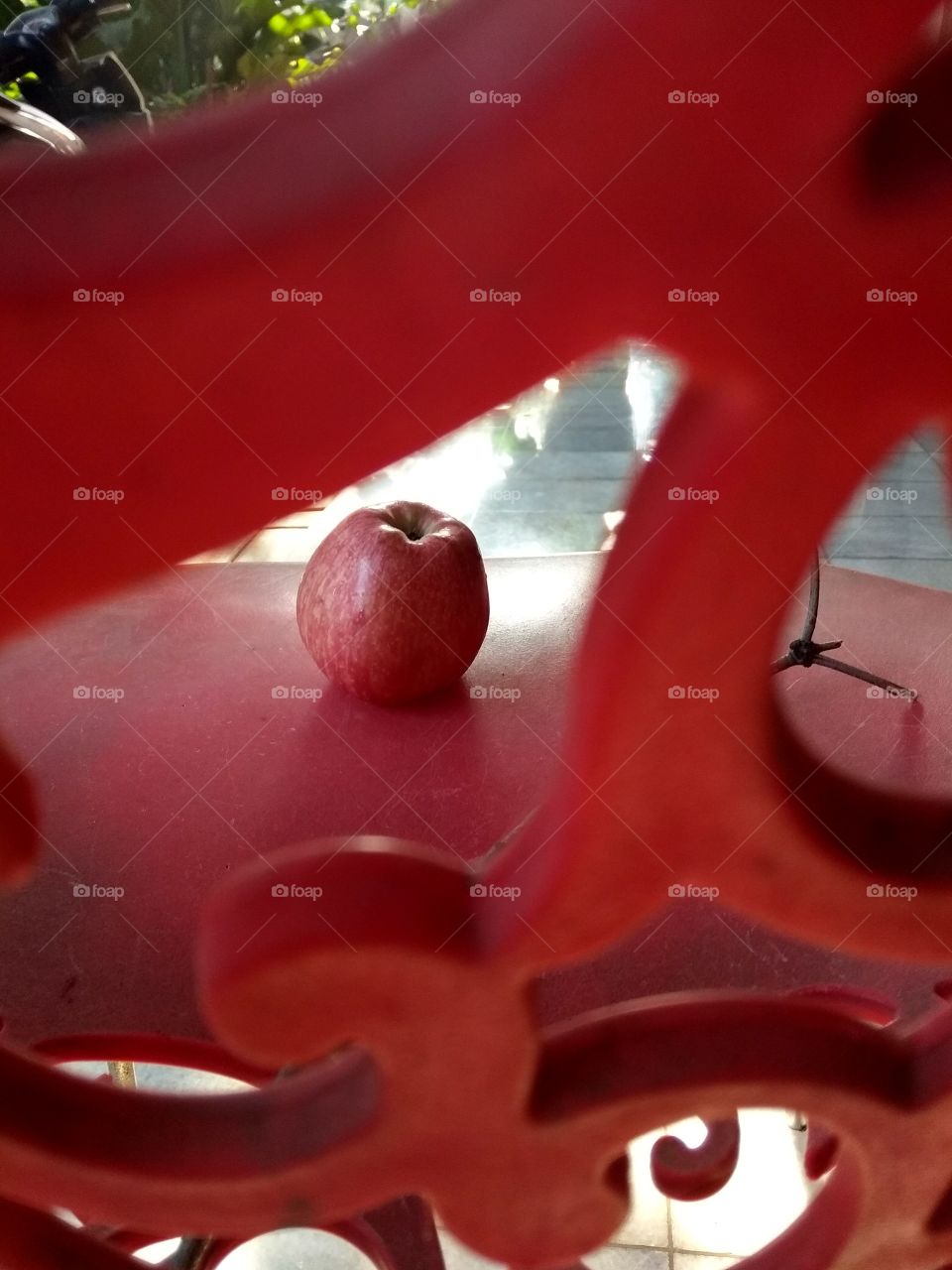 red apple