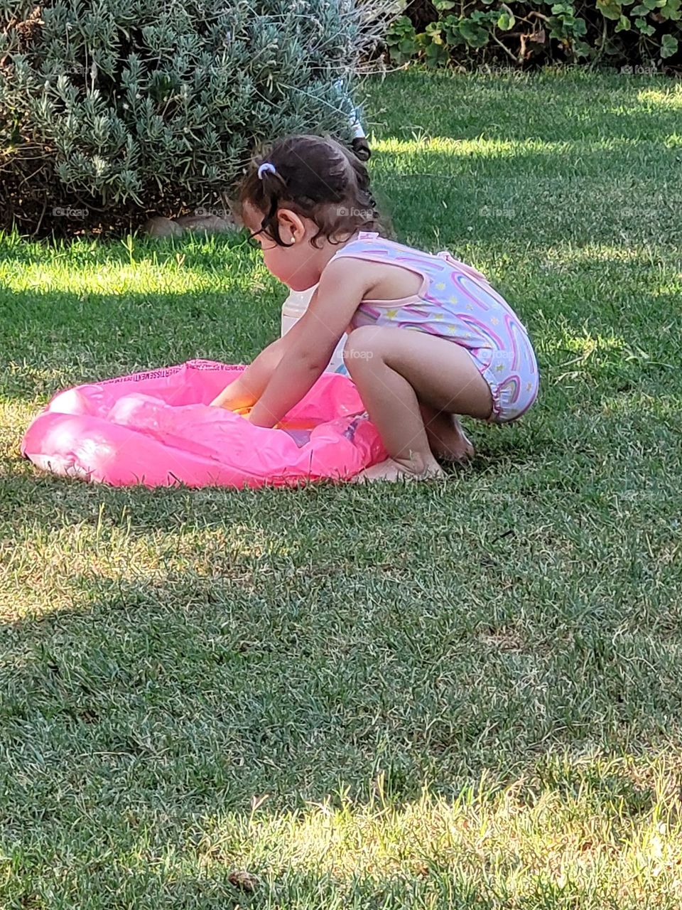 la niña jugando