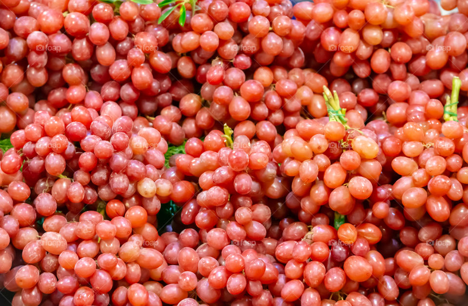 The grapes are red There are no seeds, beautifully arranged.