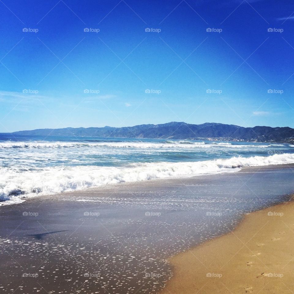 Venice Beach. This beach is Southern California is so beautiful! Mountains, ocean, sand, sun... What more could you want?