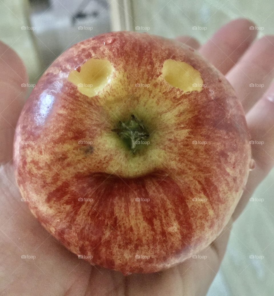 A good-natured apple here in Brazil.  Look how cool this delicious fruit is! / maçã Uma maçã bem-humorada aqui no Brasil. Olhe só que bacana essa fruta tão deliciosa!