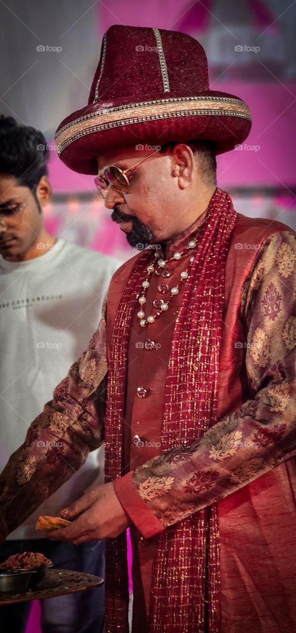 Funky outfit of a paan maker in Indian wedding 💑