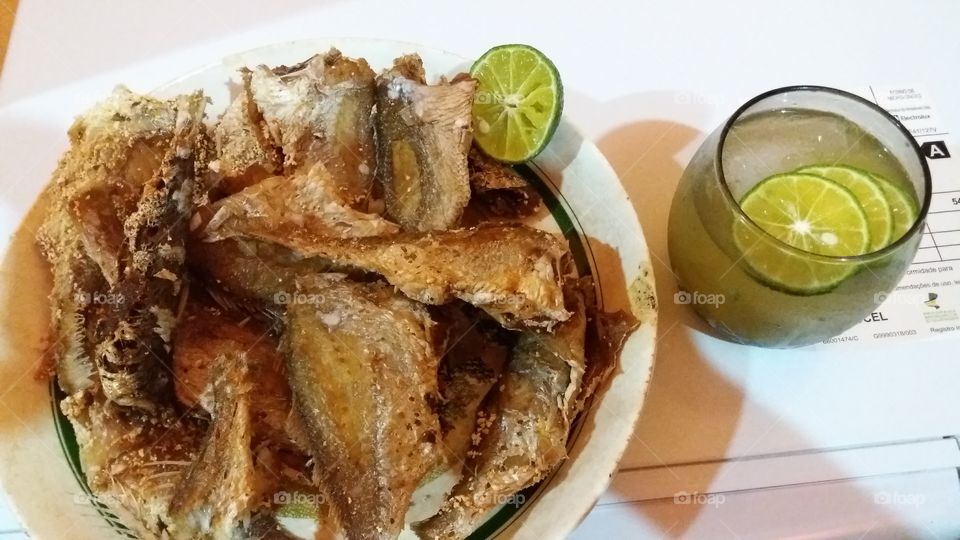 peixe frito com caipirinha
