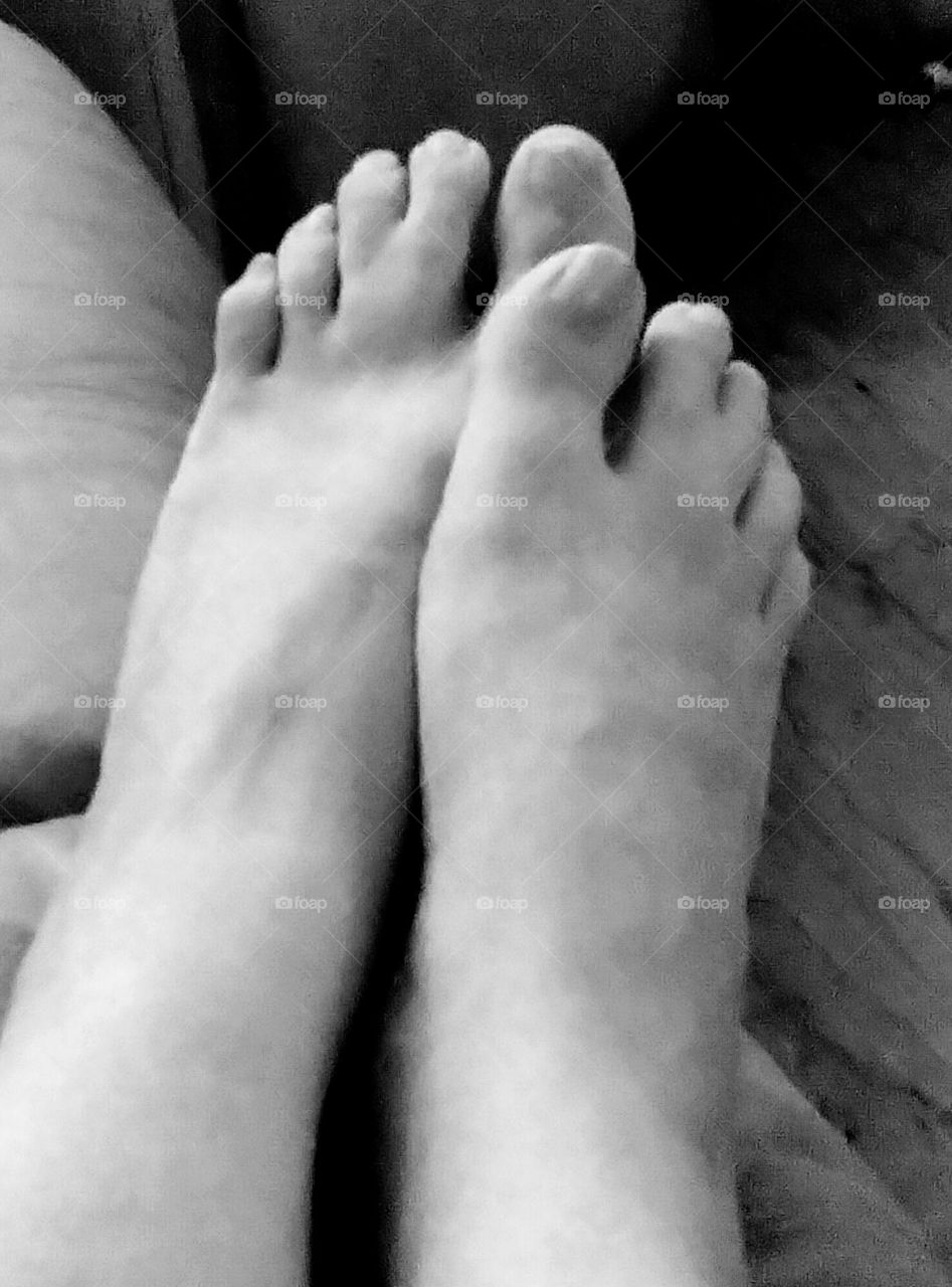 feet with twin toes