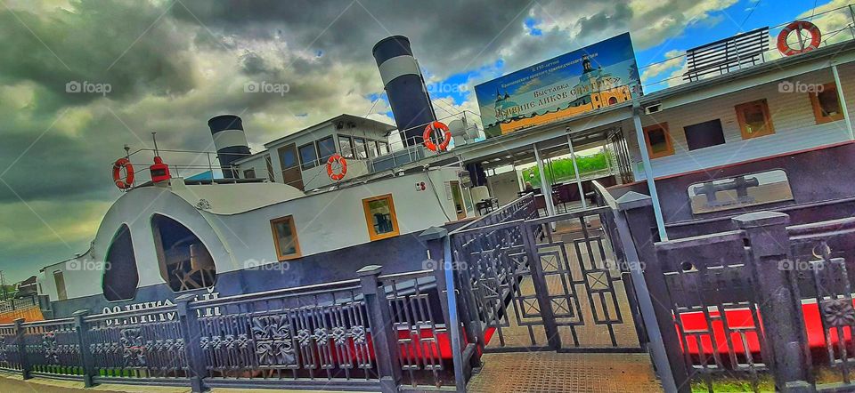 корабль Святой Николай на реке Енисей