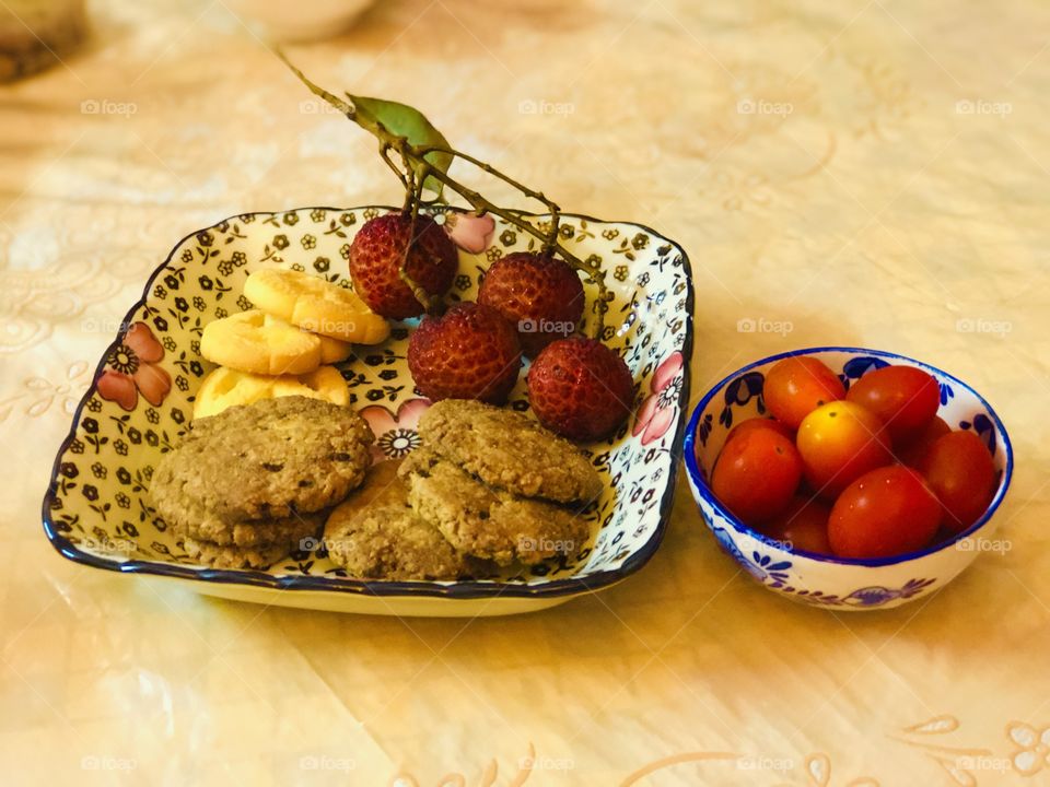 Lychee tomato and cookies 