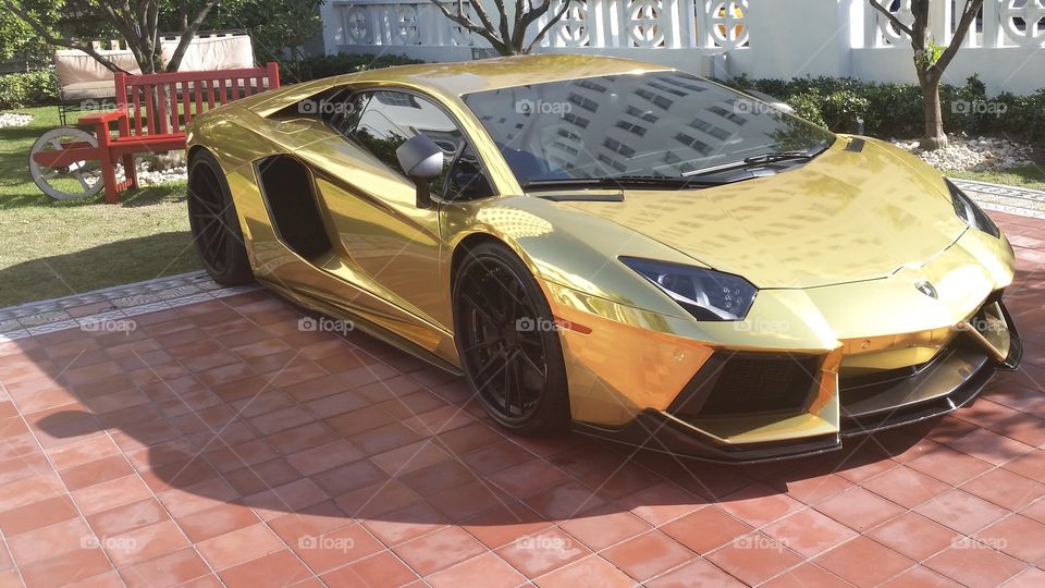 Gold Lamborghini sports car  - guld Lamborghini sportbil 