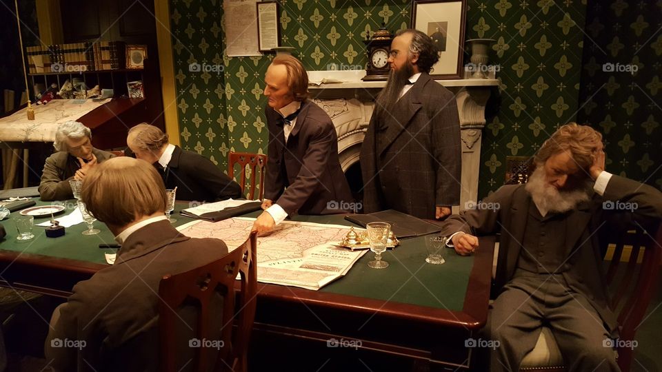 "the discussion" continues... between Lincoln and his administrative constituents; some of which were from opposing views. Look at the guy at the far right lol

(This is a photo from the Abraham Lincoln Museum in Springfield Illinois)