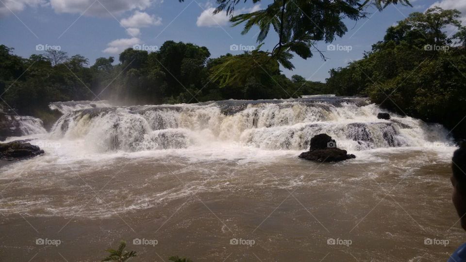 Cascatas. Rio, cachoeiras.
