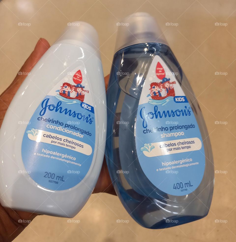 A higienizacão adequada  dos fios e do couro cabeludo das crianças  é importante para evitar o acúmulo  de resíduos e manter a abertura dos folículos  desobstruídos  e com maior oxigenação. Use Johnsons  KIDS  Cheirinho  prolongado....