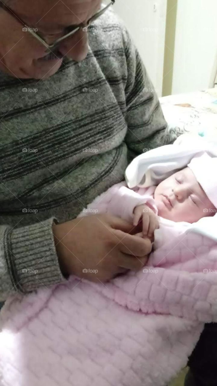 duerme la niña en brazos de su abuelo