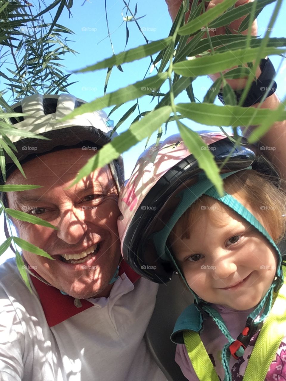 Cycling and smiling is with us!  Being in the middle of nature and playing with my daughter is what I like to do most! / Pedalar e sorrir é conosco! Estar no meio da natureza e brincar com minha filha é o que eu mais gosto de fazer!