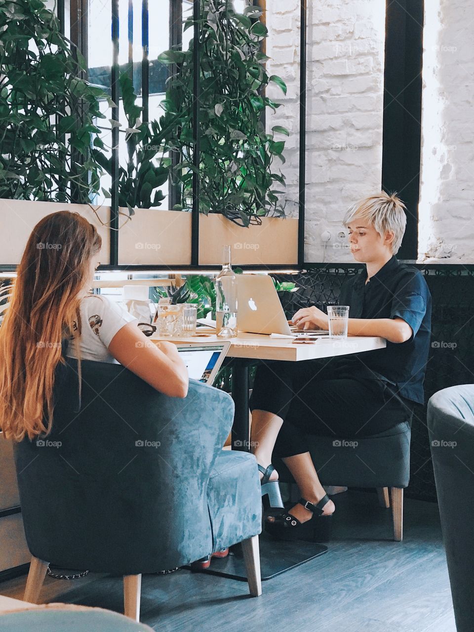 Girls using laptops at the cafe 