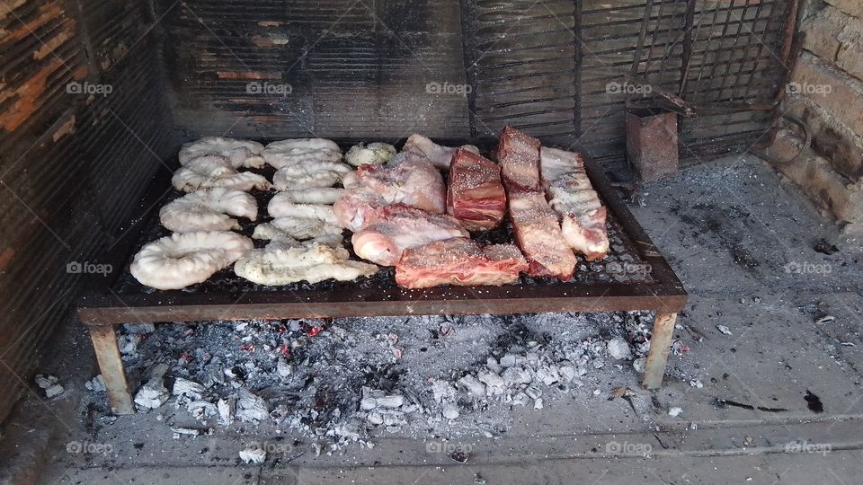 preparando la parrilla para el asado