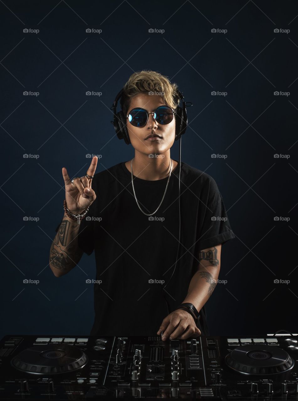 DJ