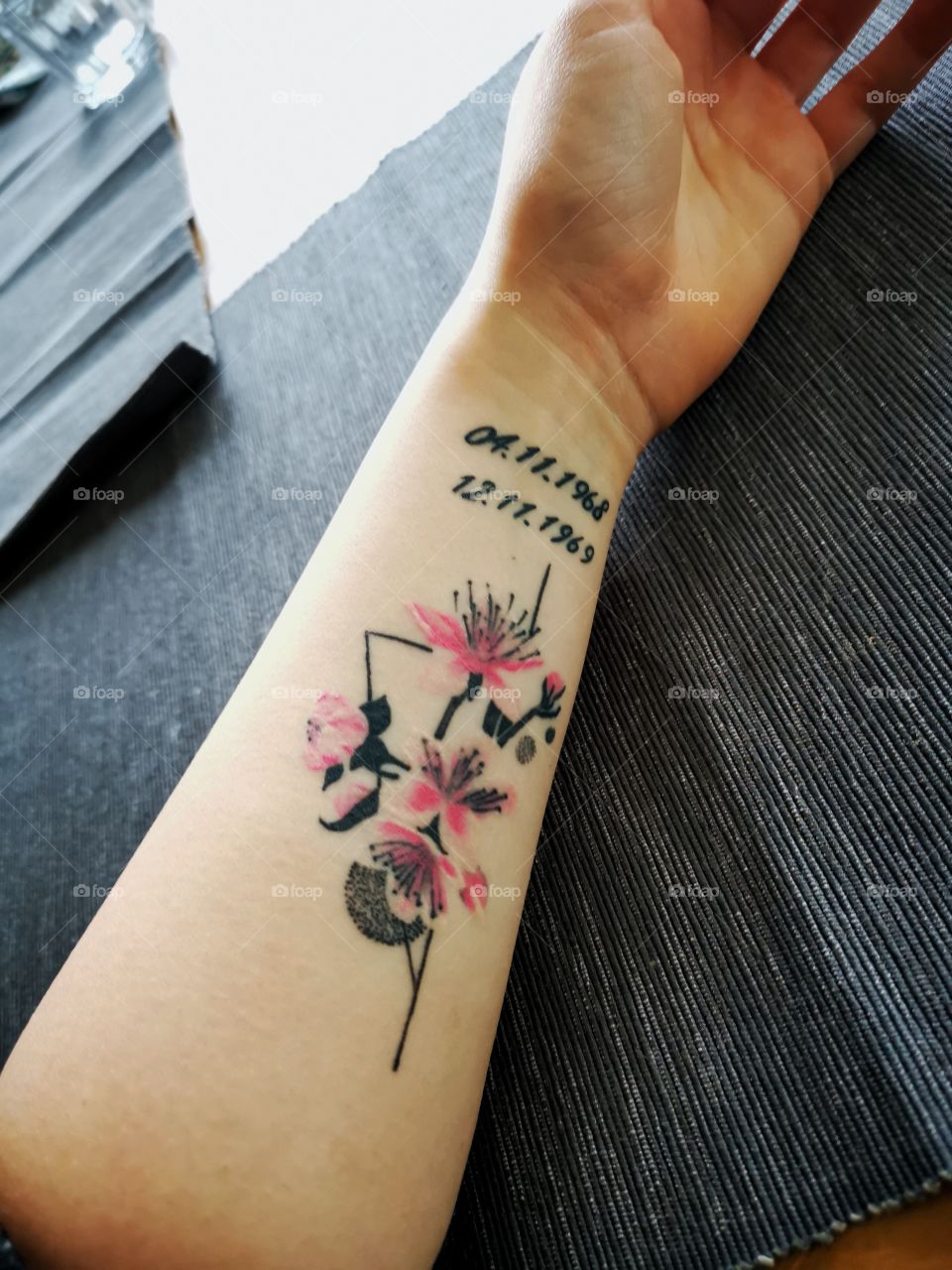 Tattoo-Aufnahme/ Blütenmotive/ Geburtsdaten