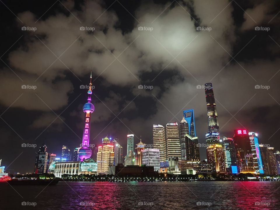 Blick über den Fluß auf Pudong mit dem Fernsehturm Oriental Pearl Shanghai China