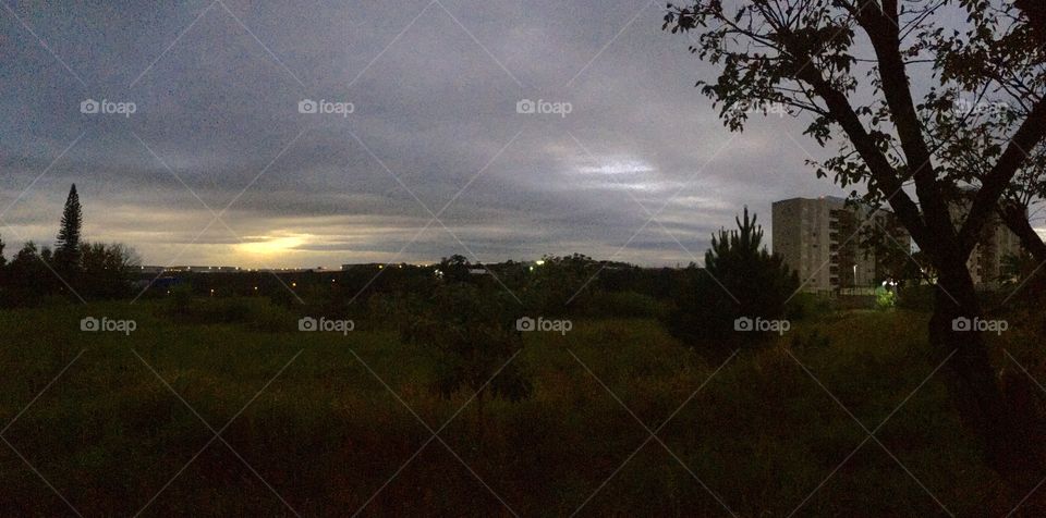 Quase 07h da manhã, e o #céu nos mostra cores sisudas. Choveu, parou, garoou, choveu de novo.
Mesmo assim a #natureza é bonita, não?
Que o mês de #Julho seja favorável a todos nós!
☔️ 
#FOTOGRAFIAéNOSSOhobby
#paisagem #photooftheday #inspiration 