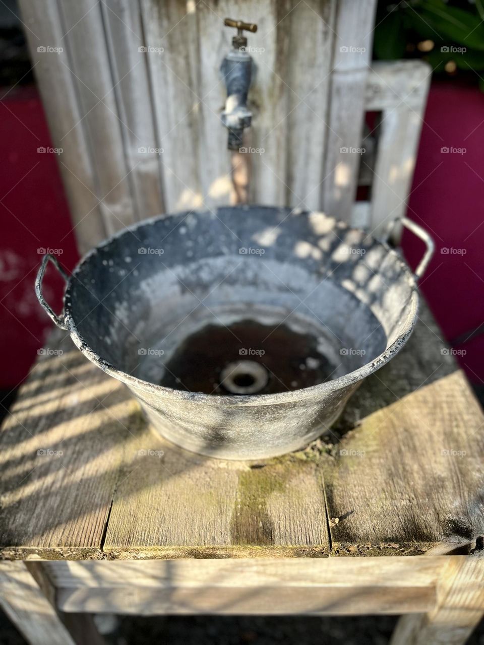 Vintage style outdoor basin and faucet