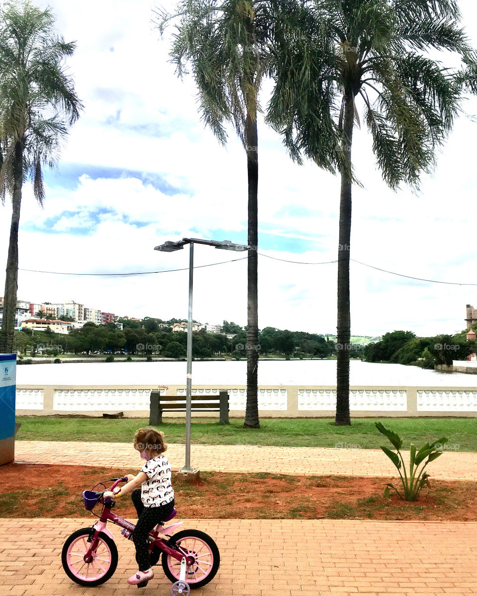 December is a holiday month! And there is nothing better than taking your bike and cycling through nature! / O mês de dezembro é de férias! E não há nada melhor do que pegar sua bicicleta e sair pedalando em meio à natureza!