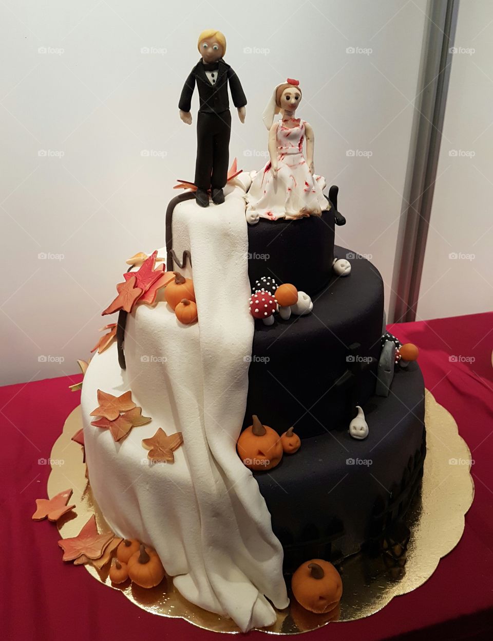 wedding cake with Halloween theme