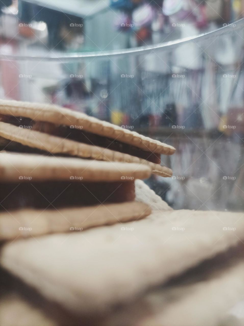 bolachas em um pote de plástico