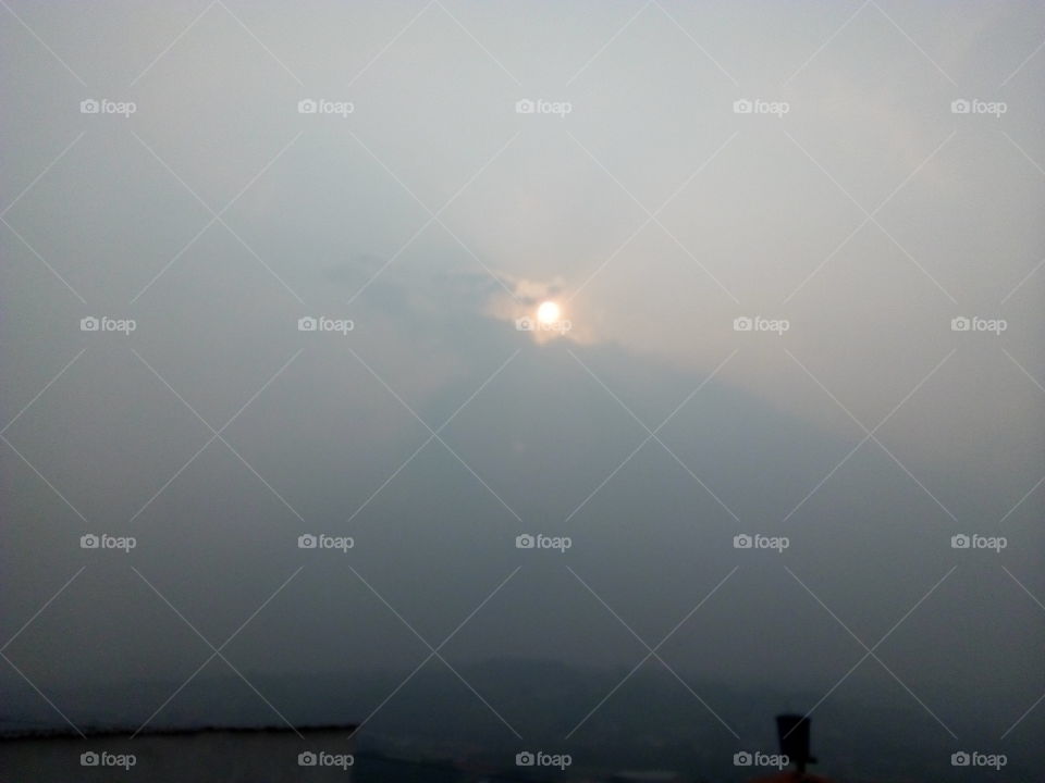 Ser más responsables con nuestro planeta para generar vida y no destrucción. Se observa la Calima o Calina en San Cristóbal, Estado Táchira, Venezuela.