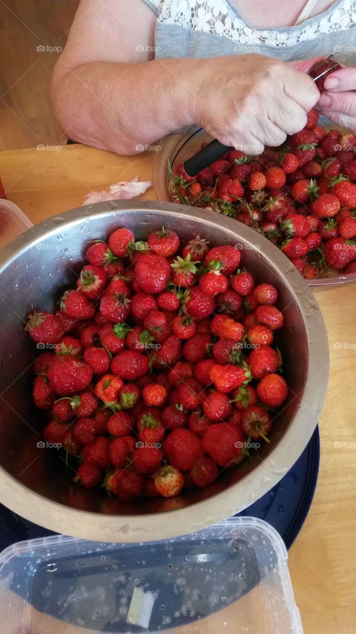 strawberries, picking, hulling, berries
