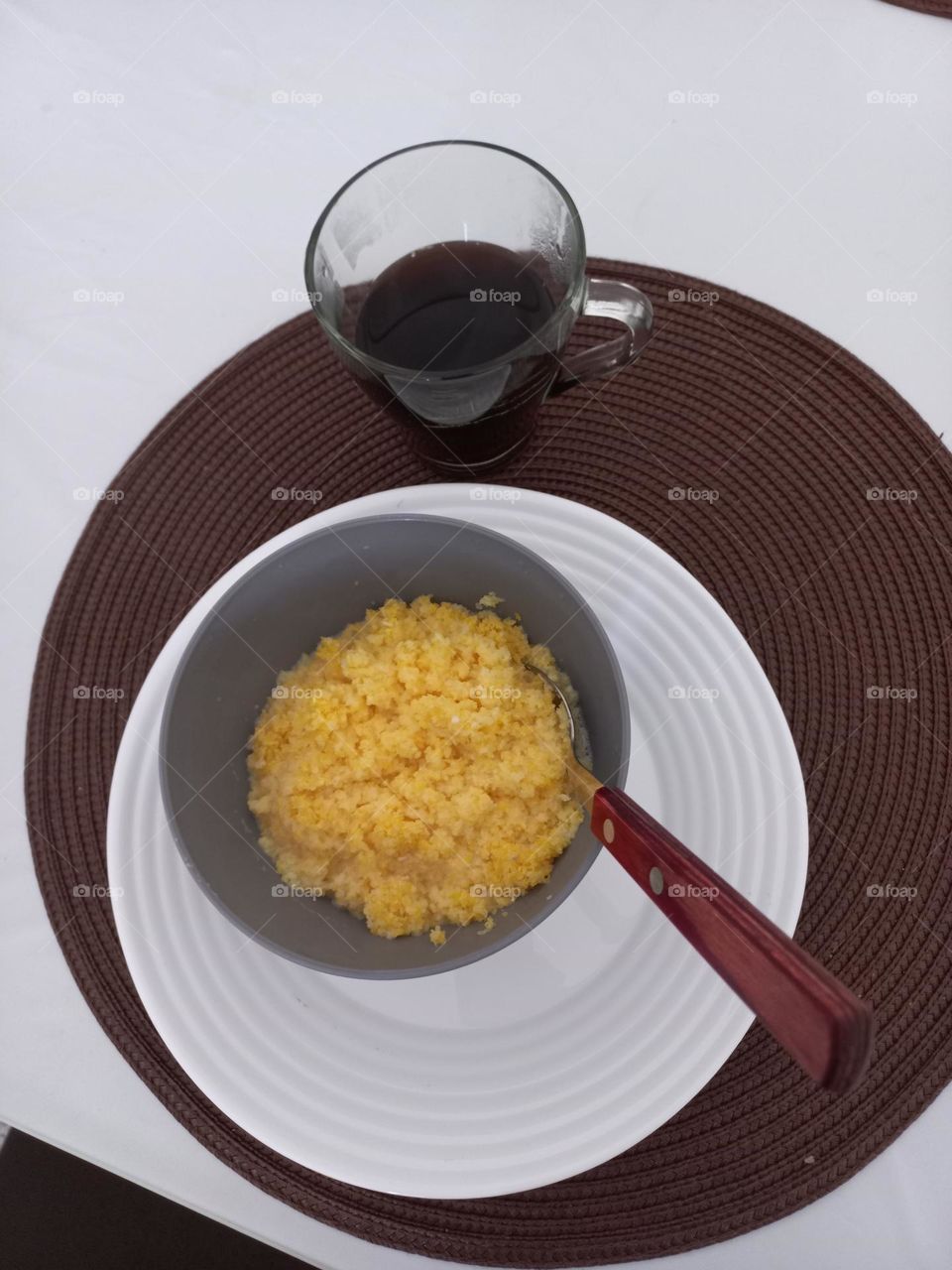 Café da manhã: cuscuz com leite e  café. O cuscuz é um alimento rico em fibras que ajuda na digestão  adequada dos alimentos,  e na saúde  do sistema gastrointestinal, por estimular o movimento peristáltico.