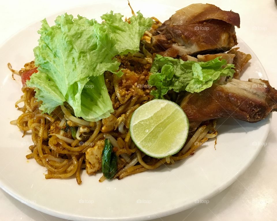 Mamak Fried Noodles with Fried Chicken 