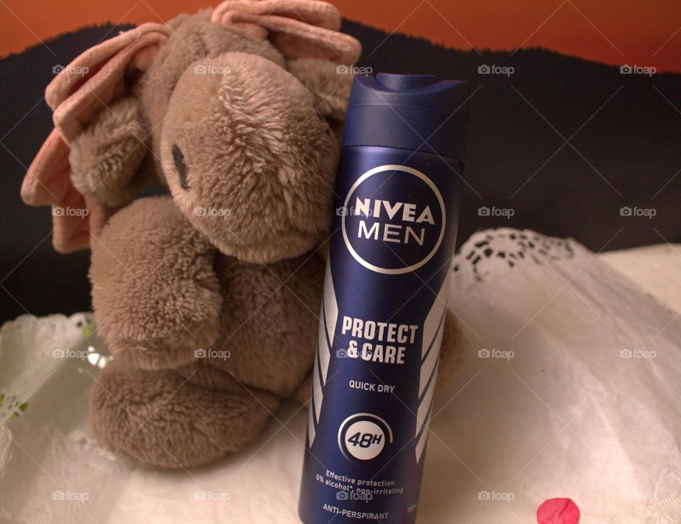 This little reindeer presents you his daily beauty product.