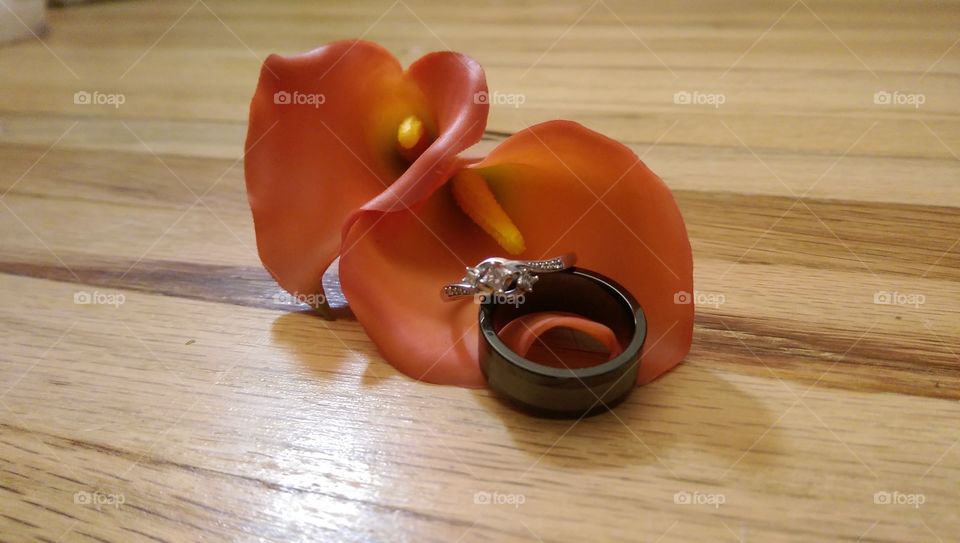 beautiful calla lilies with wedding rings