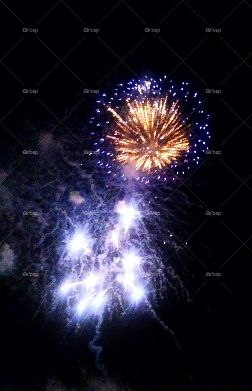 multiple fireworks exploding on the fourth of july