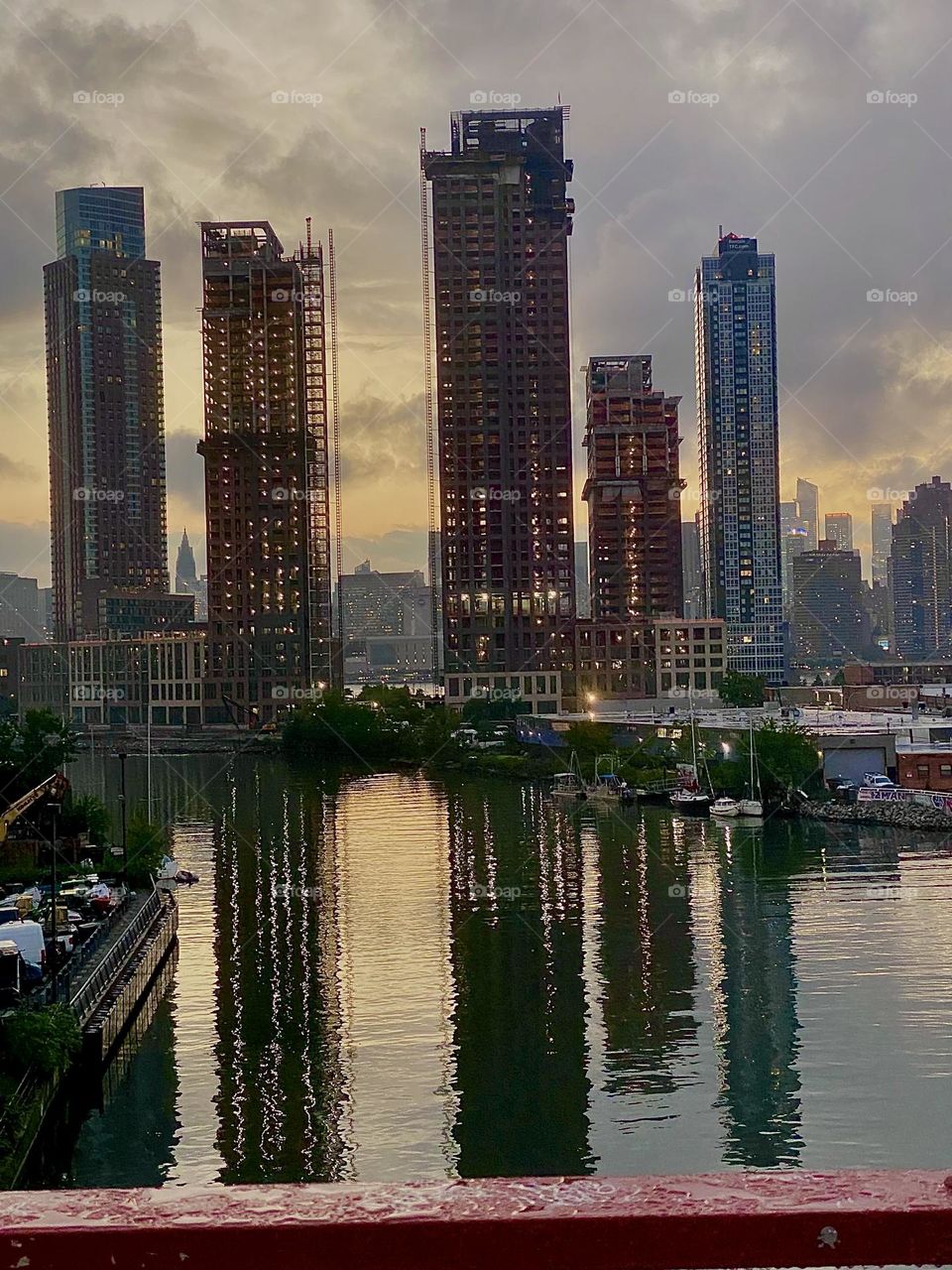 „Newtown Creek“ in LIC, Queens is a familiar place for me to photograph, write about and dream about. It’s of no surprise that I live here !!! Especially charming I find twilight time when the sea turns into a giant mirror. 2023. Hypnotic Productions