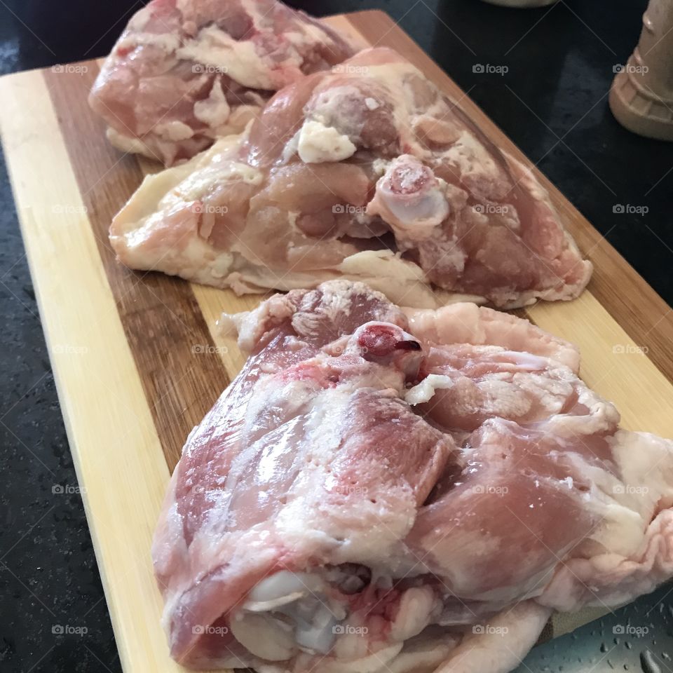 Preparando carne. Preparando sobrecoxa de frango.