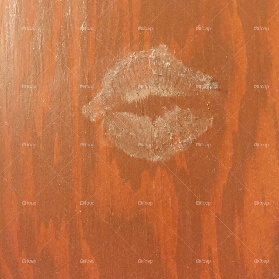 Kiss on wood