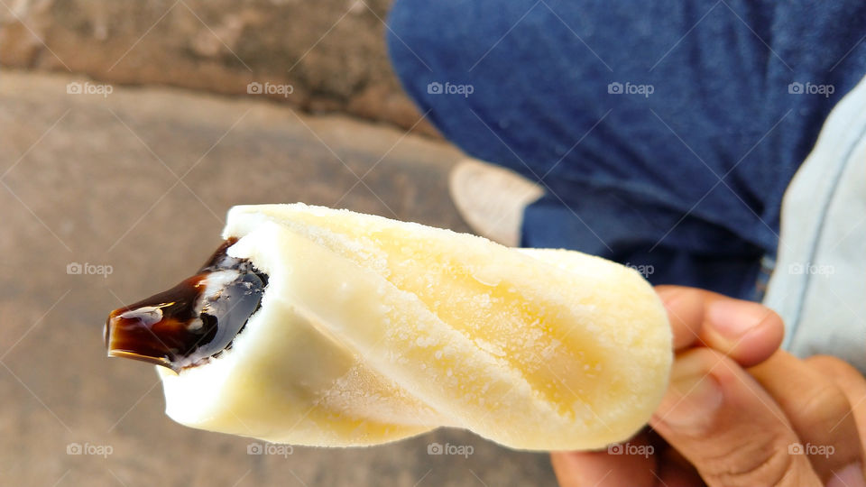 Picolé, sorvete recheado ninho trufado e chocolate, com palito.