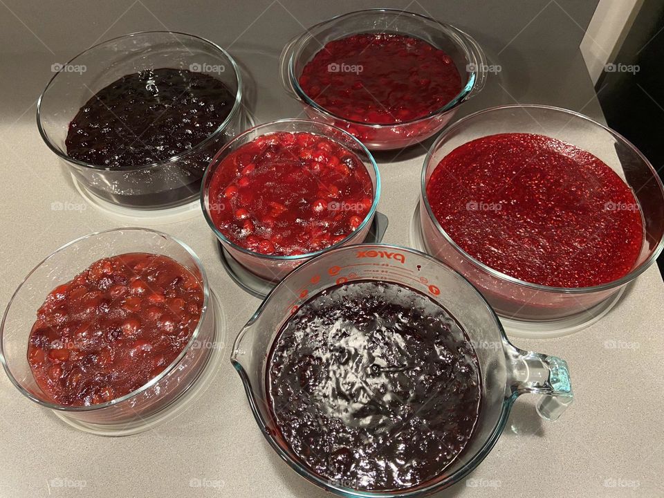 6 types of homemade fruit jam and pie filling