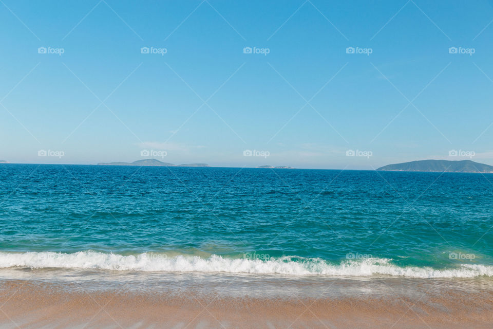 Praia com paisagem linda e fantástica no Brasil, na região do Lagos no Rio de Janeiro, em Búzios. Uma ilha incrível de conhecer!