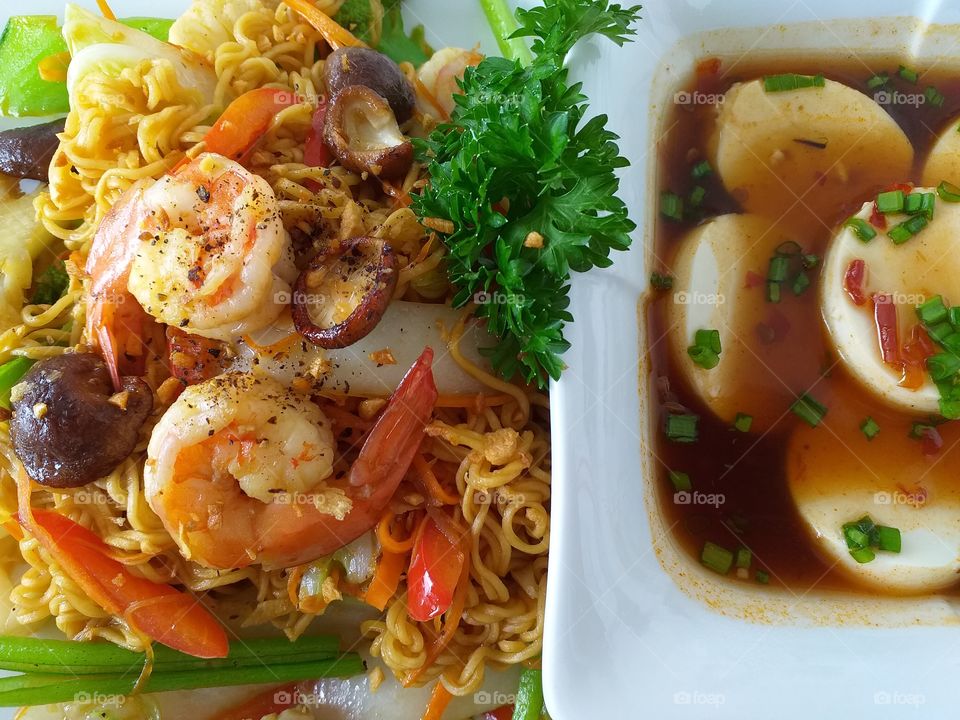 Wok fried noodles and caramelized tofu.