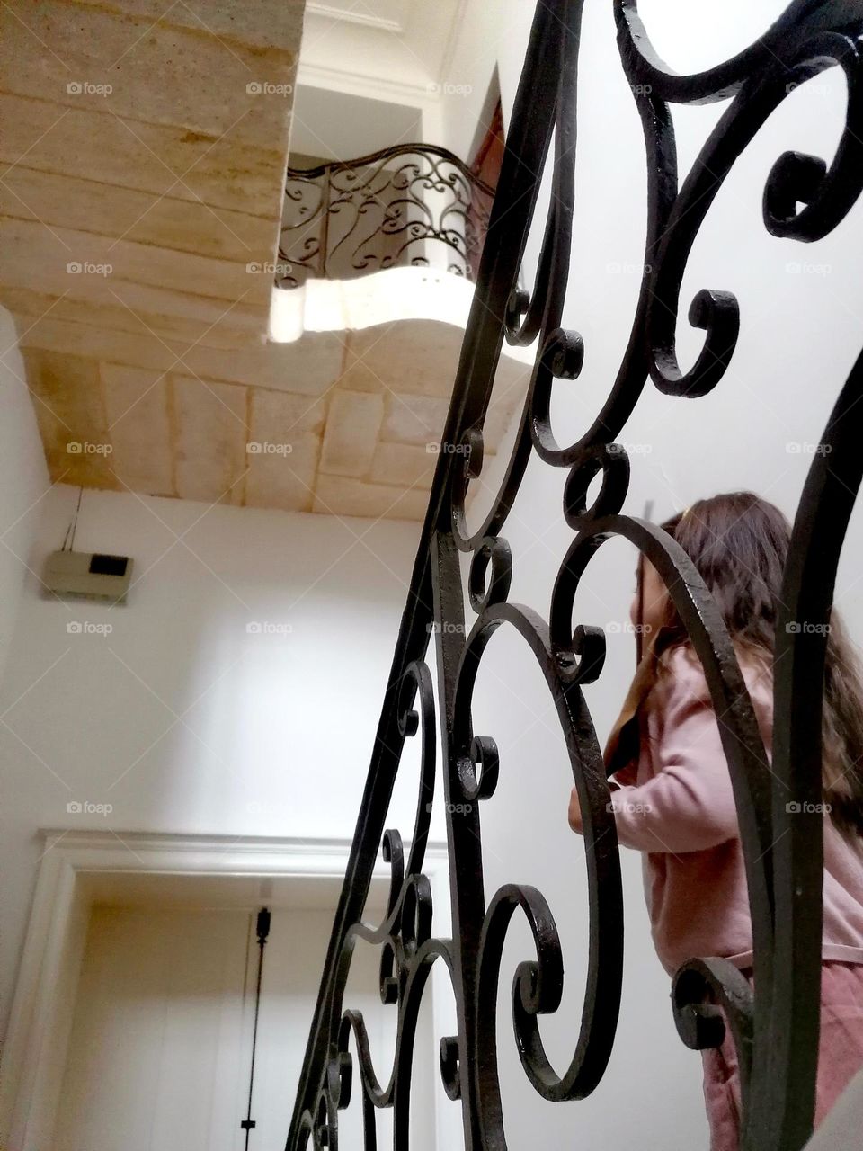Dans l'escalier